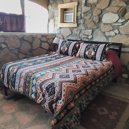 מרתון La Loma Del Chivo Llc Stone Cottage Alternative Building חדר תמונה
