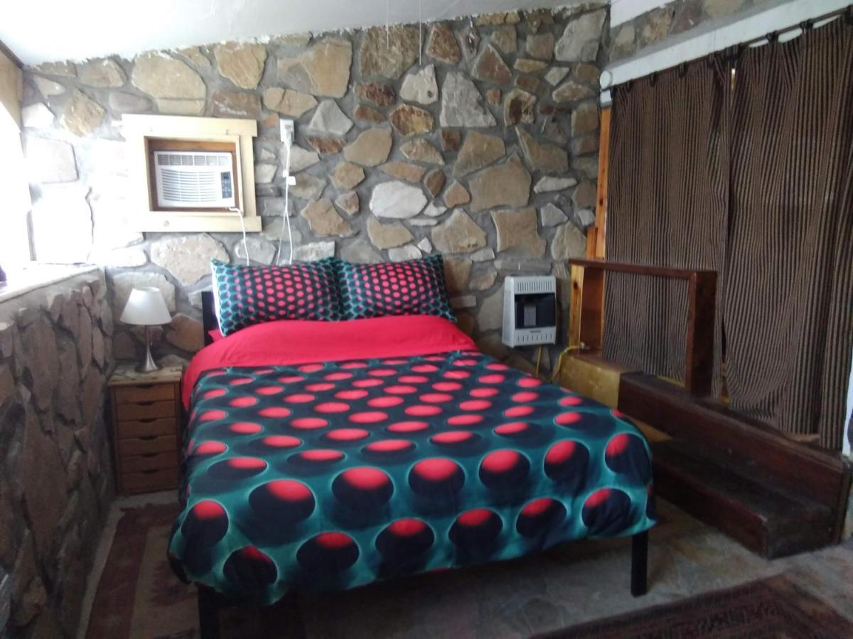 מרתון La Loma Del Chivo Llc Stone Cottage Alternative Building מראה חיצוני תמונה