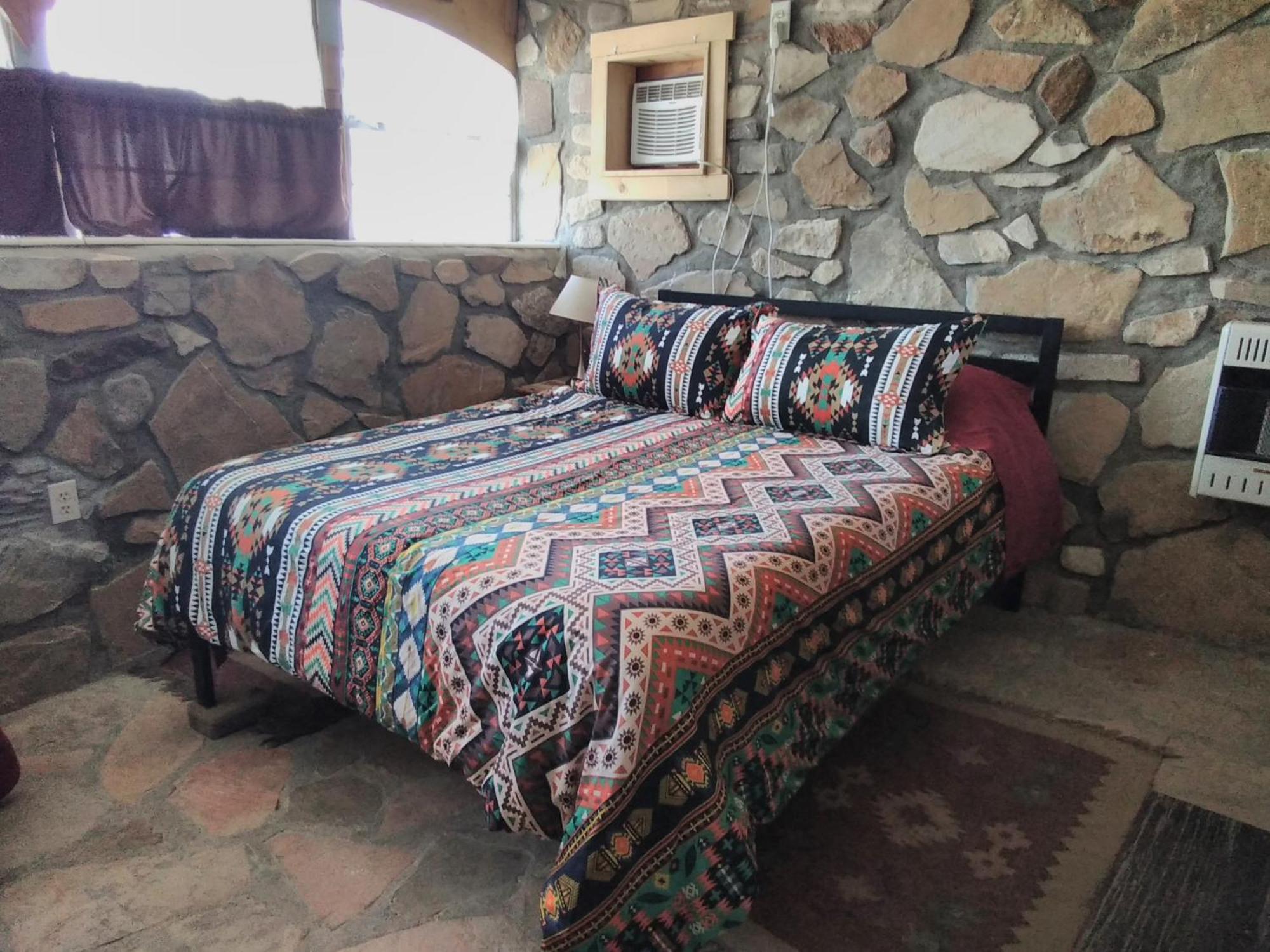 מרתון La Loma Del Chivo Llc Stone Cottage Alternative Building חדר תמונה